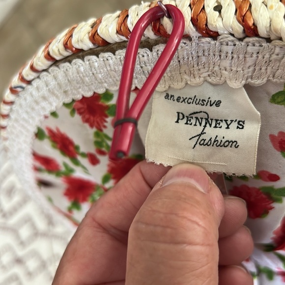 Vintage JCPenney Sewing Basket Constructed from Woven Wicker. - Picture 8 of 12